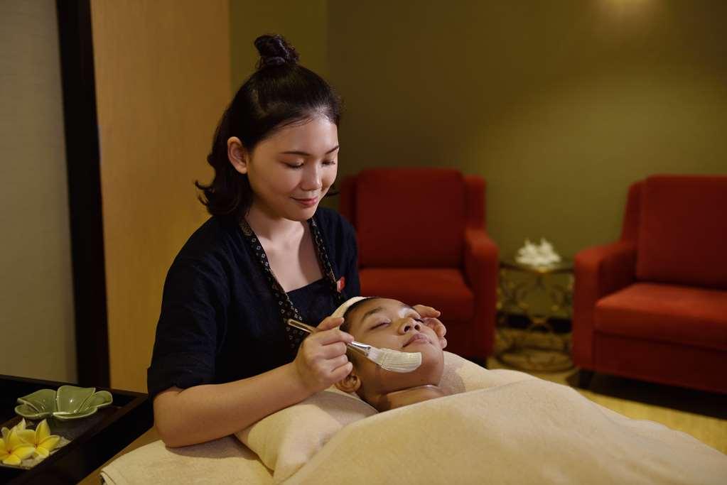 Lexis Suites Penang Bayan Lepas Dış mekan fotoğraf A woman receiving a facial treatment