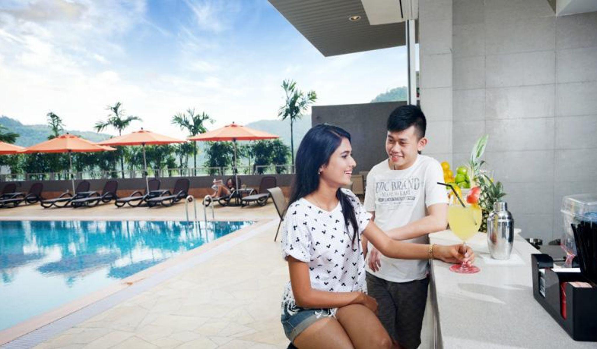 Lexis Suites Penang Bayan Lepas Dış mekan fotoğraf The swimming pool at the hotel