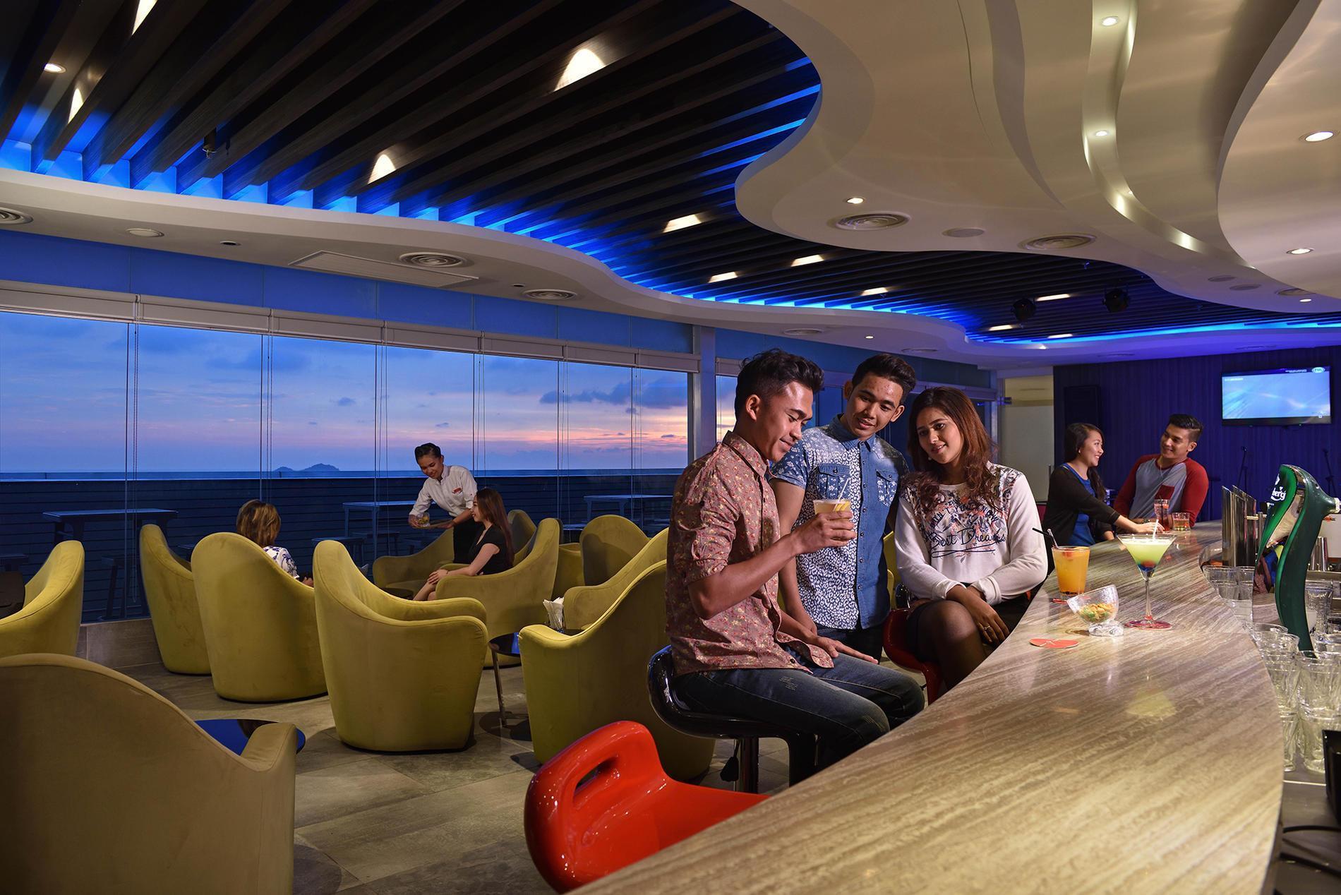 Lexis Suites Penang Bayan Lepas Dış mekan fotoğraf The Sky Bar