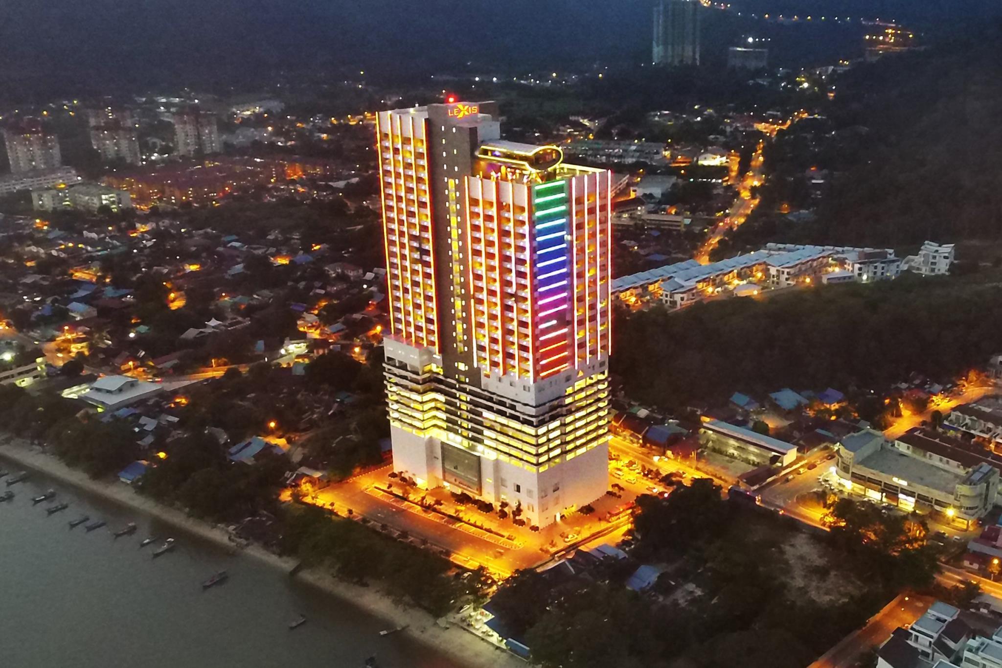 Lexis Suites Penang Bayan Lepas Dış mekan fotoğraf The hotel at night