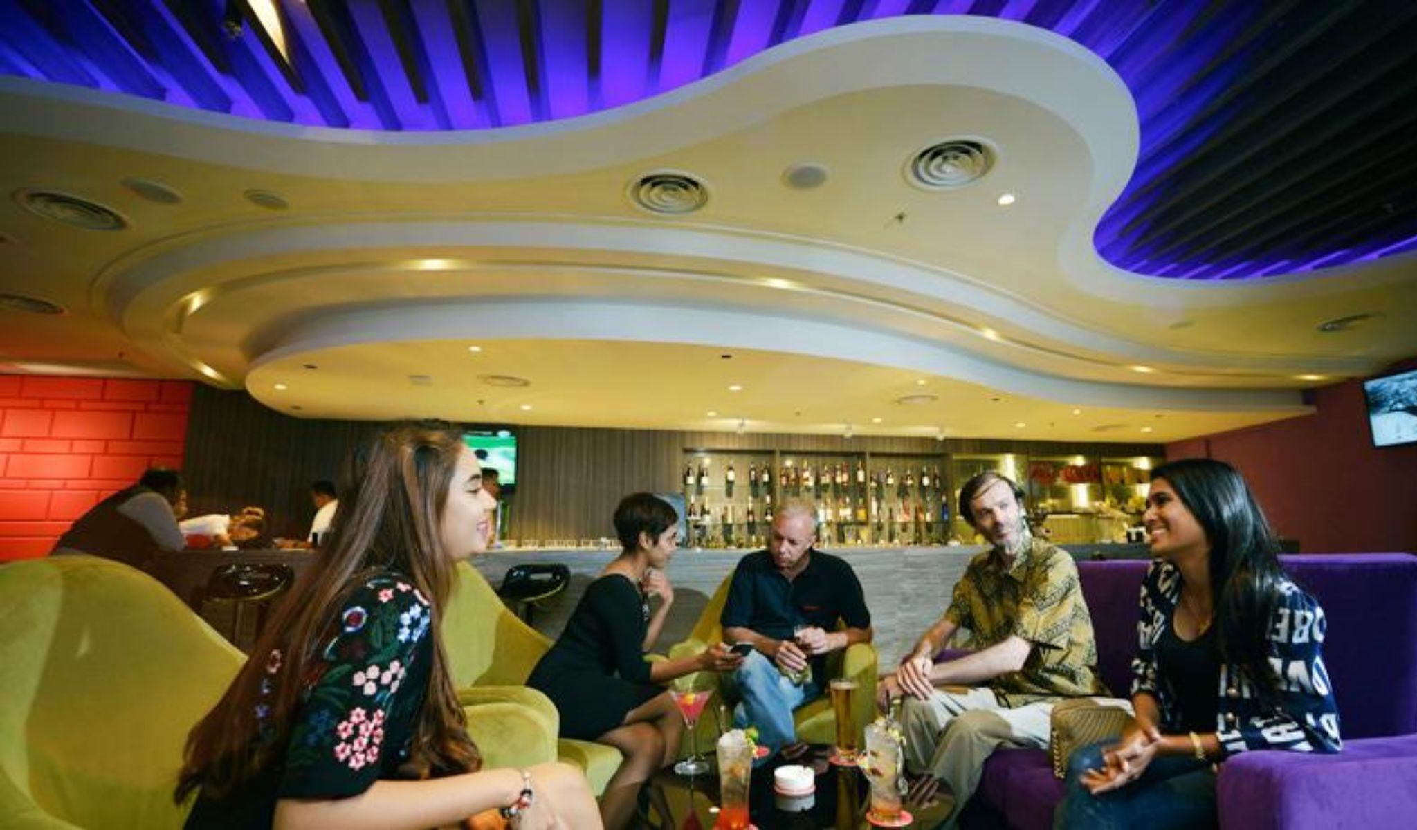 Lexis Suites Penang Bayan Lepas Dış mekan fotoğraf The bar at the 101 bar