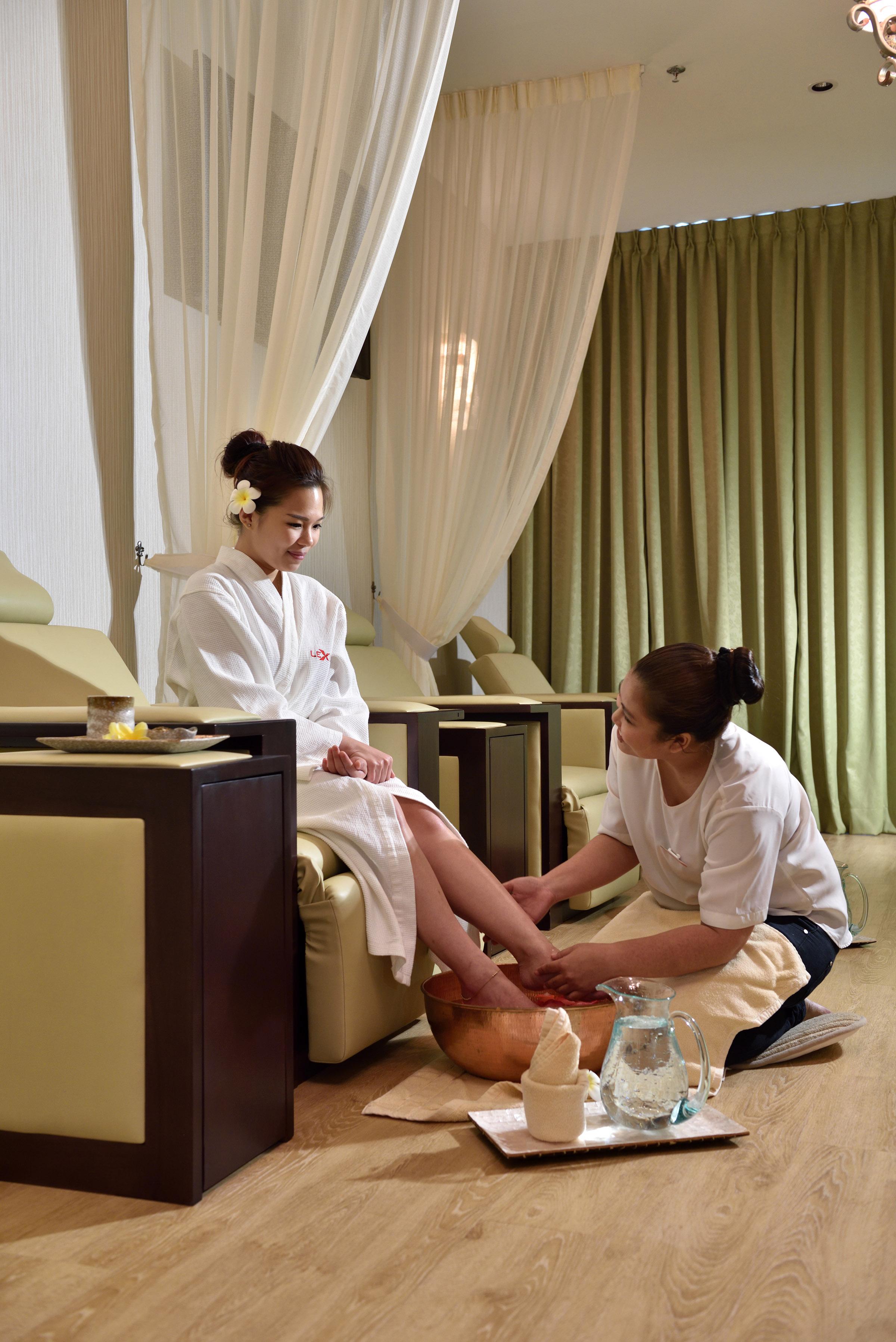 Lexis Suites Penang Bayan Lepas Dış mekan fotoğraf A foot massage