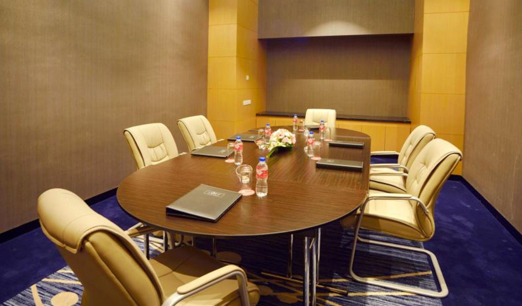 Lexis Suites Penang Bayan Lepas Dış mekan fotoğraf A meeting room