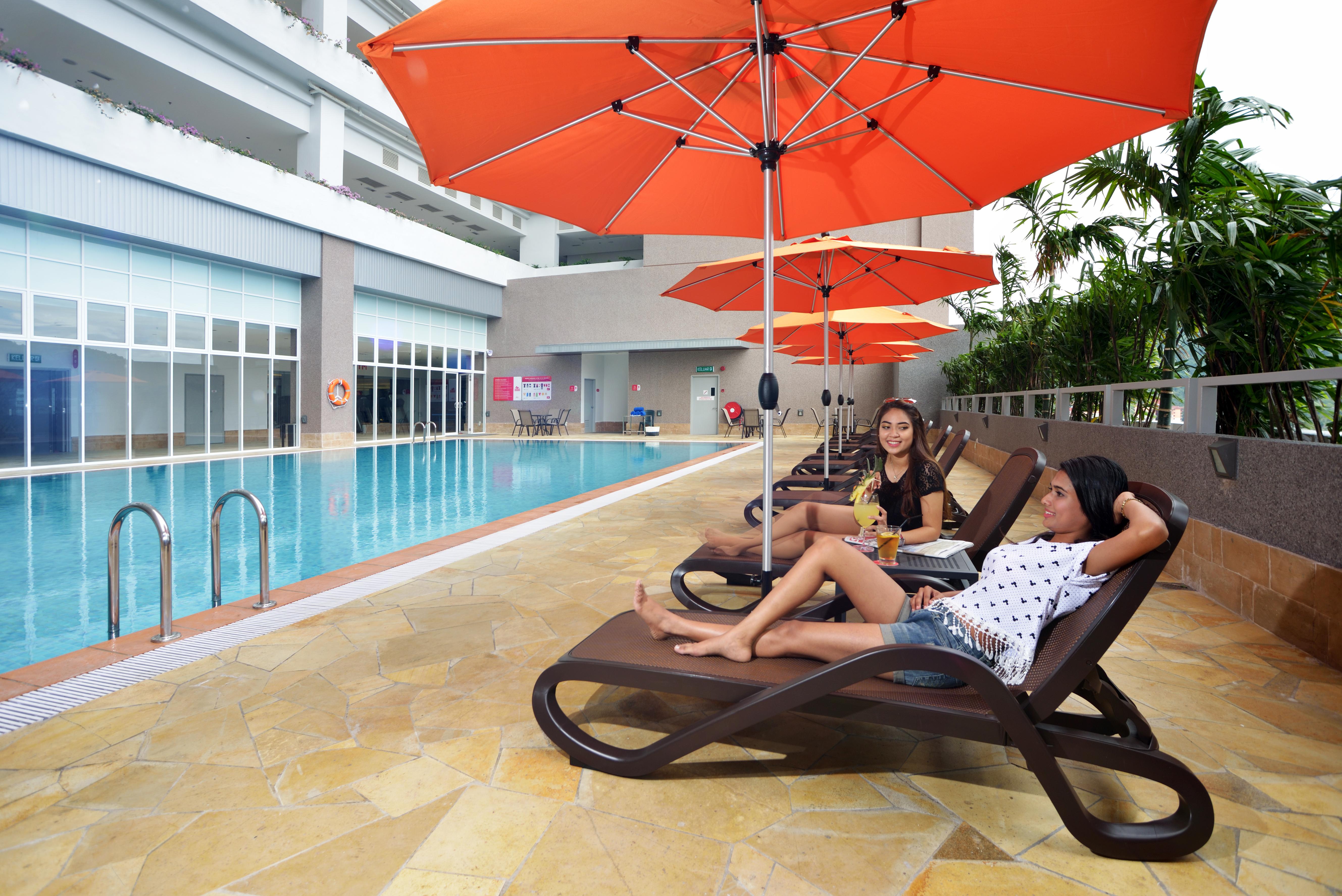 Lexis Suites Penang Bayan Lepas Dış mekan fotoğraf Pool at the hotel