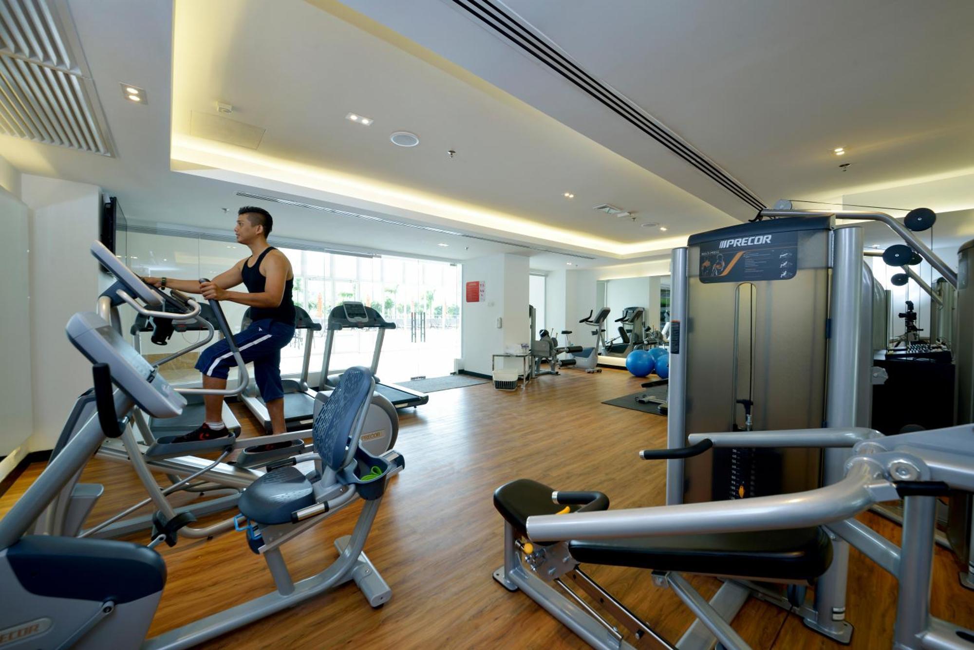 Lexis Suites Penang Bayan Lepas Dış mekan fotoğraf The gym at the hotel
