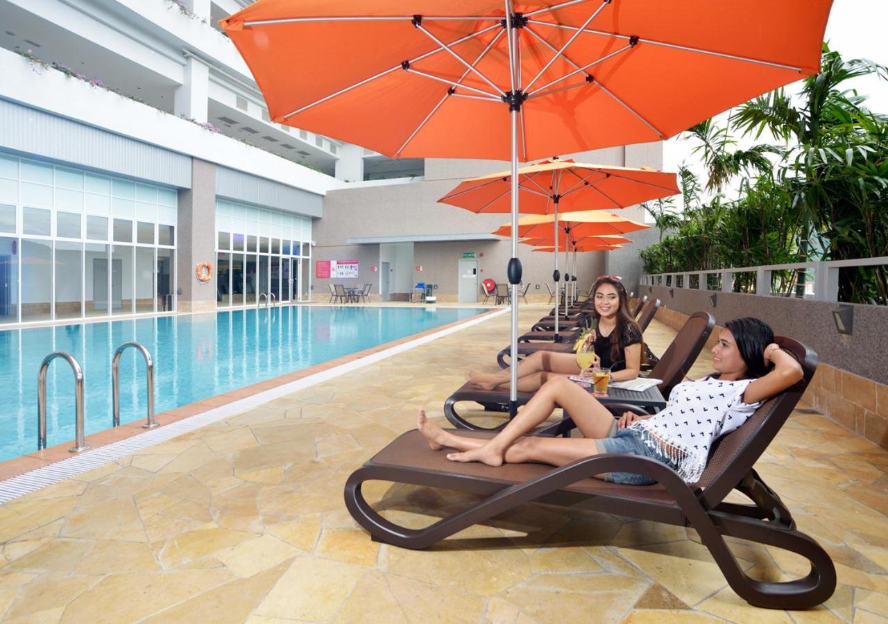 Lexis Suites Penang Bayan Lepas Dış mekan fotoğraf Poolside at the hotel