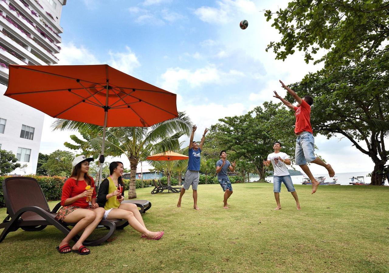 Lexis Suites Penang Bayan Lepas Dış mekan fotoğraf Students playing frisbee at the university campus