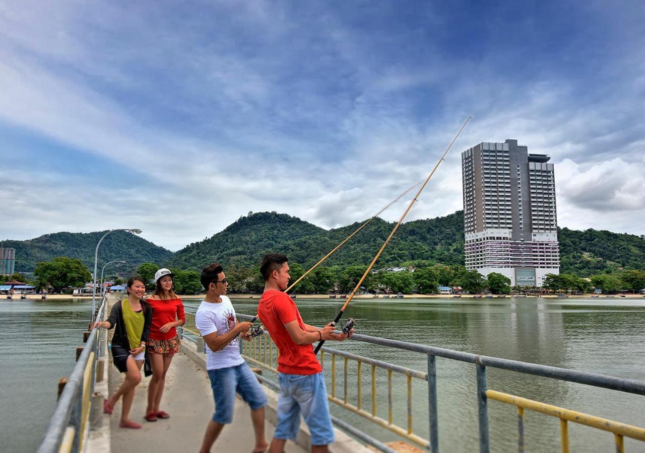Lexis Suites Penang Bayan Lepas Dış mekan fotoğraf Anglers at the Marina East Pier